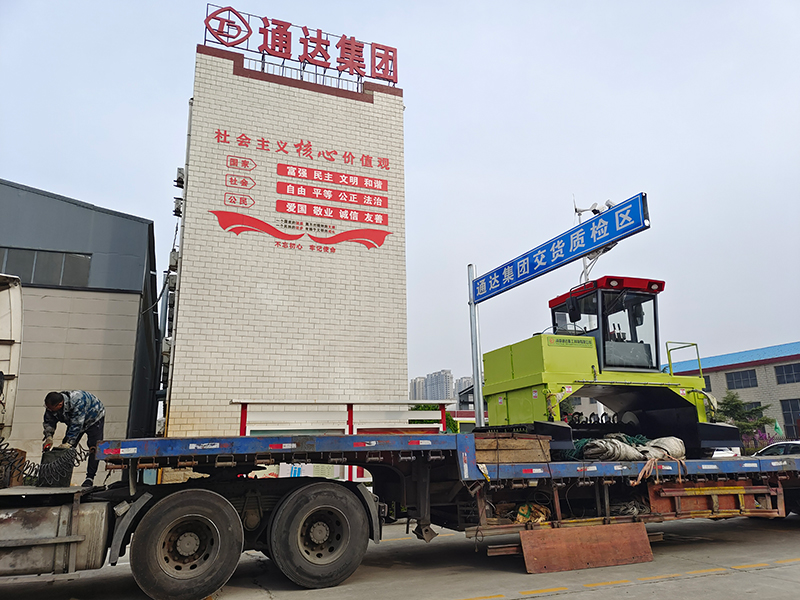 履帶式翻堆機(jī)發(fā)往山東萊西